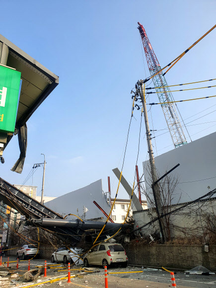 10일 오전 경북 경주시 황성동 베스티움프레스티지 아파트 건설 공사 현장에서 대형 건설기계가 넘어져 있다. 2022.1.10 <br>연합뉴스