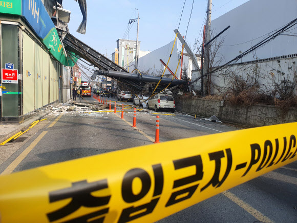 10일 오전 경북 경주시 황성동 베스티움프레스티지 아파트 건설 공사 현장에 대형 건설기계가 넘어져 있다. 2022.1.10 <br>연합뉴스
