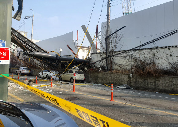 10일 오전 경북 경주시 황성동 베스티움프레스티지 아파트 건설 공사 현장에서 대형 건설기계가 넘어져 있다. 2022.1.10 <br>연합뉴스