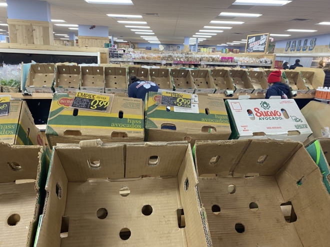 미국 버지니아주의 한 트레이더조 매장에서 빈 신선식품 판매대를 직원들이 정리하고 있다. 이경주 워싱턴 특파원