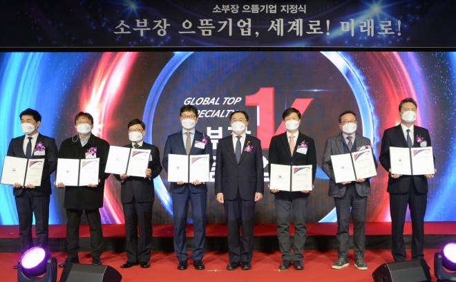 문승욱(사진 왼쪽에서 5번째) 산업통상자원부 장관은 10일 서울 광화문 포시즌스호텔 그랜드볼룸에서 열린 2022년 소부장 으뜸기업 지정식에서 올해 선정된 21개 으뜸기업 대표들에게 으뜸기업 지정서를 전달했다. 산업통상자원부 제공