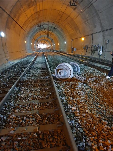 지난 5일 충북 영동터널 부근에서 탈선한 KTX-산천에서 빠진 바퀴가 사고 현장에서 약 3㎞ 앞선 오탄터널에서 발견됐다. 사고 직후 오탄터널에서 확인된 바퀴축. 독자 제공