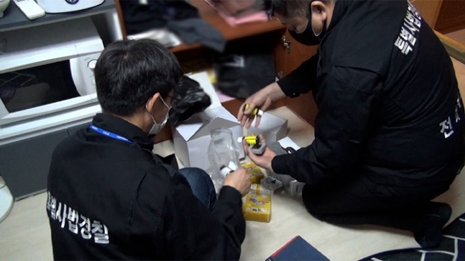 전라북도 특별사법경찰이 가짜 발기부전 치료제 판매사범을 적발하는 모습. [사진 제공=전라북도청]
