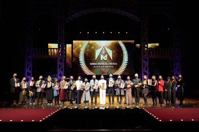 지난 10일 서울 용산구 블루스퀘어에서 열린 제6회 한국뮤지컬어워즈의 수상자들이 다 함께 기념사진을 찍고 있다.  한국뮤지컬협회 제공 