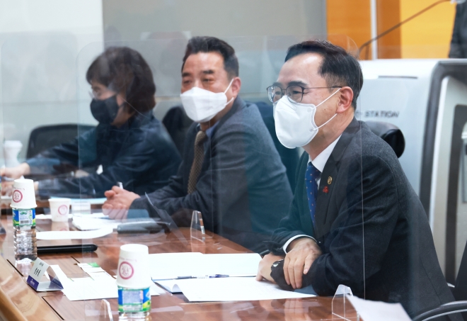 정종철(오른쪽) 교육부 차관이 10일 한국장학재단 사무소에서 올해 학술연구지원 사업을 설명하고 있다. 교육부 제공