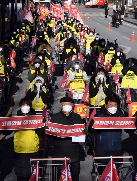 11일 서울 광화문에서 열린 홈플러스 노동자 총파업 상경투쟁에 참여한 참석자들이 홈플러스매각저지를 요구하는 내용의 구호를 외치고 있다. 2022. 1. 11 정연호 기자