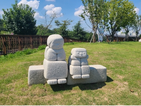 한진섭 조각가의 ‘가득한 사랑’ .강동구 제공