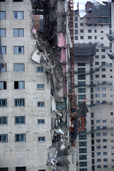 공사 중인 고층아파트 외벽 붕괴