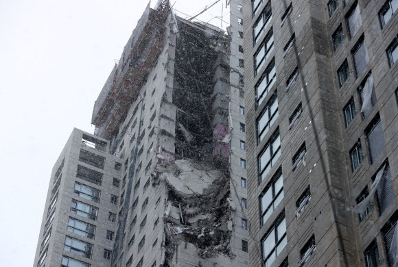 고층아파트 외벽, 신축공사 중 붕괴