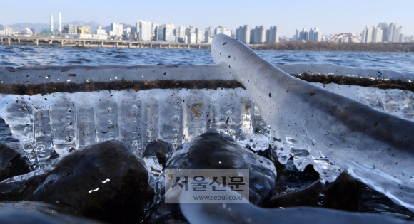 한강변 꽁꽁… 서울시 오늘 ‘동파 경계’ 발령