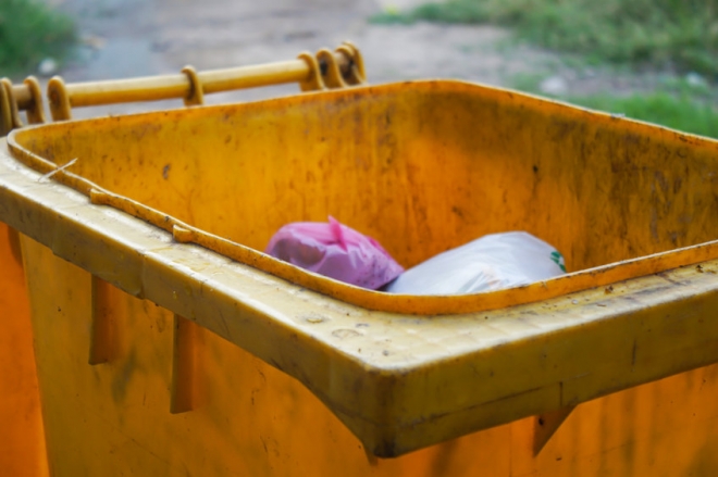 미국의 한 10대 엄마가 출산 후 탯줄도 떼지 않은 아기를 쓰레기통에 버리는 사건이 발생했다. 길거리 쓰레기통 자료사진. 123RF 제공