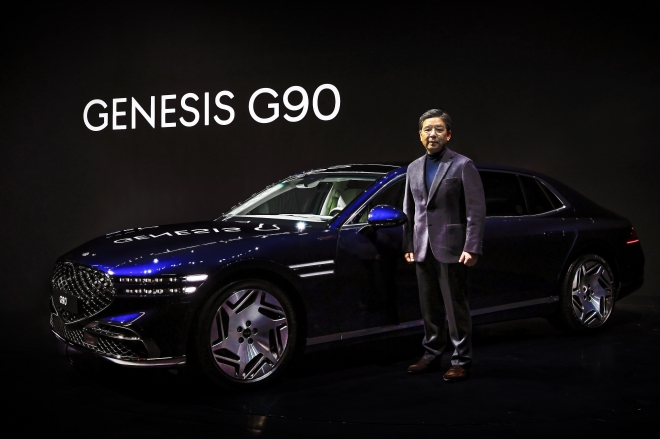 장재훈 현대자동차 사장이 제네시스 G90 미디어 이벤트에 신형 G90과 기념 사진을 찍고 있다. 제네시스 제공