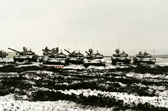 12일(현지시간) 러시아군이 우크라이나와 인접한 남부 로스토프주에서 T-72B3 전차를 이용해 사격 훈련을 벌이고 있다.  AP 연합뉴스