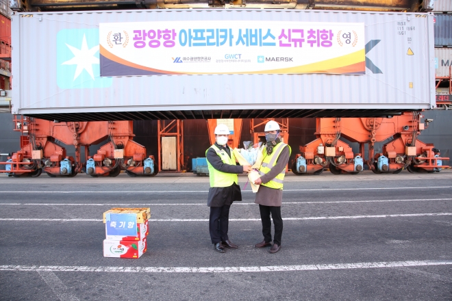 광양항 컨테이너부두에서 진행된 MAERSK IYO호 기항 기념식에서 박성현(왼쪽) 사장이 박정환 MAERSK 광양사무소장에게 꽃다발을 전달하고 있다. 