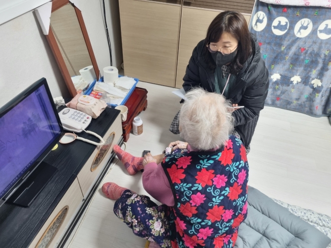 서울 강서구 사회복지 관계자가 지역 내 취약계층 노인 가구를 방문하고 있다. 강서구 제공