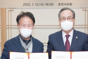 황환주 춘천시의회의장과 이재수 춘천시장, 지방자치법 개정을 앞두고 손 맞잡아