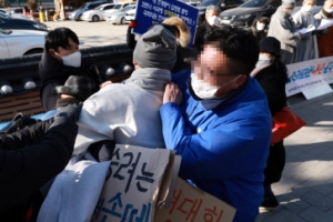 ‘승려대회 취소 기자회견’ 난입한 승려