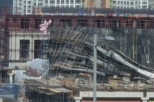 구미서 강풍에 신축 아파트 1층 거푸집 무너져…인명 피해 없어