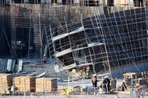경북 구미서 강풍에 신축 아파트 1층 거푸집 무너져