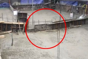 사흘 만에 실종자 1명 발견… ‘거푸집서 두둑’ 붕괴 직전 영상도