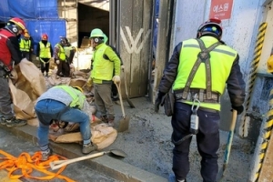 “뜨거운 콘크리트가 행인 위로 쏟아져”…부산 아파트 공사장서 사고
