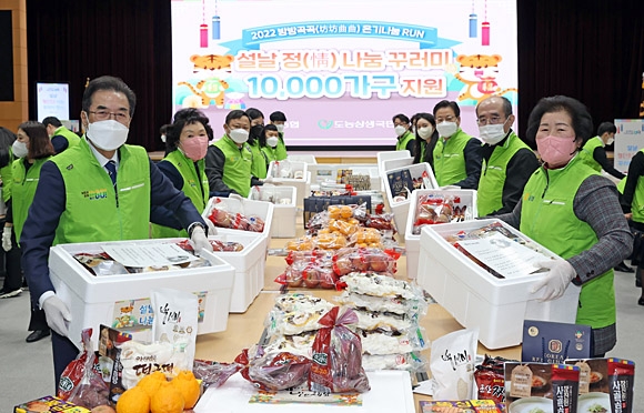 이성희(왼쪽 첫 번째) 농협중앙회장이 우리 농축산물로 구성된 꾸러미를 포장하고 있다. 농협 제공