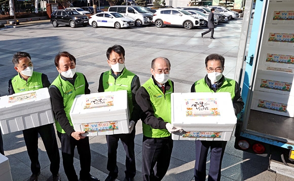 이성희(오른쪽 첫 번째) 농협중앙회장과 농협 임직원들이 포장작업을 마친 후 배송차량에 상차하고 있다. 오른쪽부터 이성희 회장, 유찬형 농협중앙회 부회장, 손병환 NH농협금융지주회장, 권준학 NH농협은행장, 김인태 NH농협생명대표이사. 농협 제공