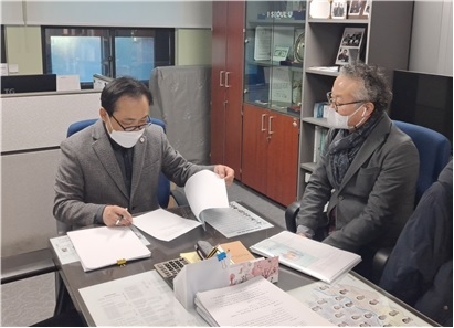 심양섭 교장과 면담 중인 김용연 의원