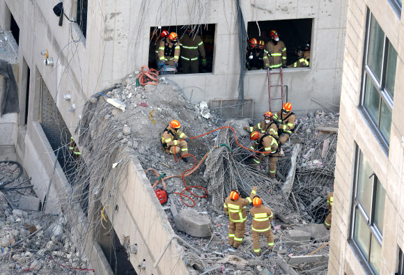 진입로 확보 작업하는 구조대원들  광주 서구 화정동 신축아파트 붕괴사고 나흘째인 14일 사고 현장에서 구조대원들이 진입로 확보를 위한 작업을 하고 있다. 2022.1.14 연합뉴스