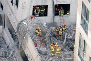 진입로 확보 작업하는 구조대원들