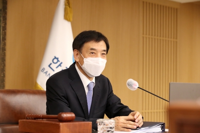 이주열 한국은행 총재가 지난 14일 서울 중구 한국은행에서 열린 금융통화위원회 본회의를 주재하고 있다. 금통위는 이날 연 1.00%인 기준금리를 1.25%로 0.25%포인트 인상했다. 한국은행 제공