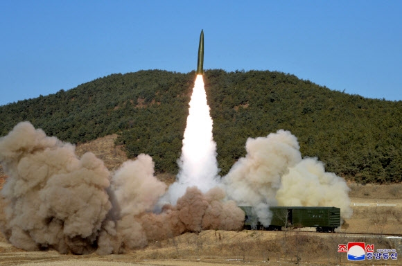 북한은 전날 철도기동 미사일연대가 검열사격훈련을 진행했다고 15일 밝혔다. 2022.1.15 연합뉴스