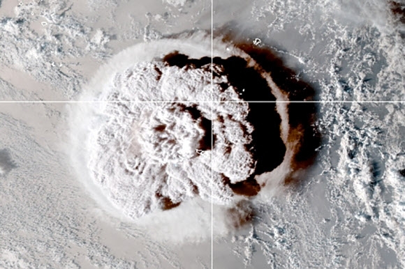 남태평양 제도의 통가 근처 해저 화산 훙가 퉁가훙가 하파이의 분출 순간이 미국해양대기관리처(NOAA)의 고스 웨스트(GOES-West) 위성 카메라에 잡혔다. NOAA 제공 로이터 연합뉴스 
