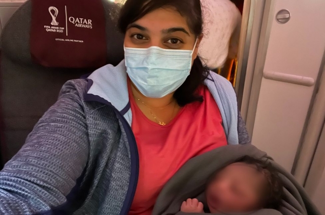 캐나다 여자 의사 아이샤 카팁이 지난달 5일 우간다행 카타르항공 여객기에서 출산을 도와 나중에 자신의 이름을 본따 ‘미러클 아이샤’로 지은 신생아를 안고 있다. 카타르 항공 제공 영국 BBC 홈페이지 재인용