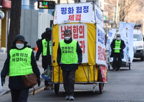 통일인력거 회원들이 16일 오전 서울광장을 출발해 신촌까지 평화통일 기원 행진을 하고 있다. 2022.1.16 안주영 전문기자