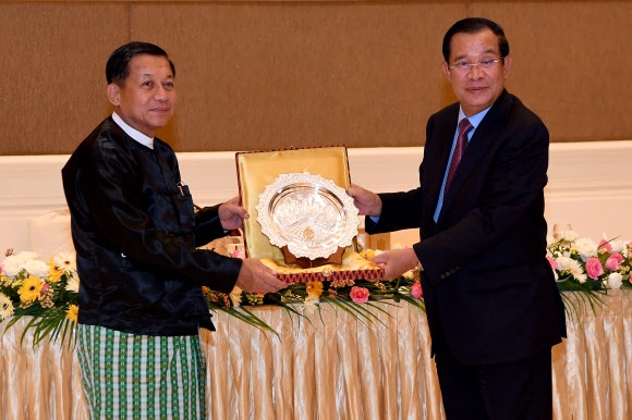 맞손 잡은 미얀마 군부와 캄보디아 민 아웅 흘라잉 미얀마 군부 최고사령관(왼쪽)과 훈센 캄보디아 총리가 7일 미얀마 수도 네피도에서 만나 기념물을 전달하고 있다. 캄보디아 국영방송(TVK) 제공, AFP 연합뉴스