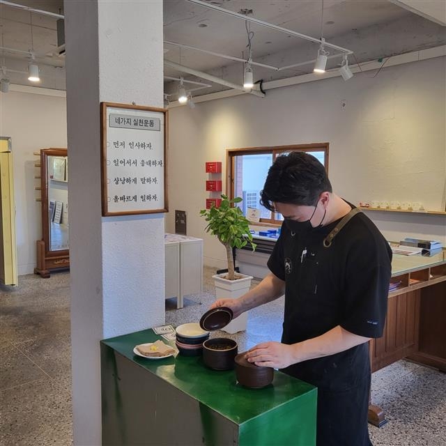 경북 의성의 옛 우체국을 개조해 파스타집을 운영 중인 이학정씨가 음식을 준비하고 있다.