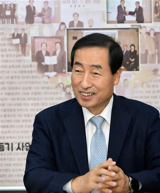 문석진 서울 서대문구청장이 지난 14일 집무실에서 가진 서울신문과의 인터뷰에서 올해 역점적으로 추진할 목표에 대해 설명하고 있다. 서대문구 제공