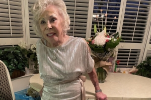 지난달 100세 생일 쇤 캐나다 할머니 “남편감 어디 없…