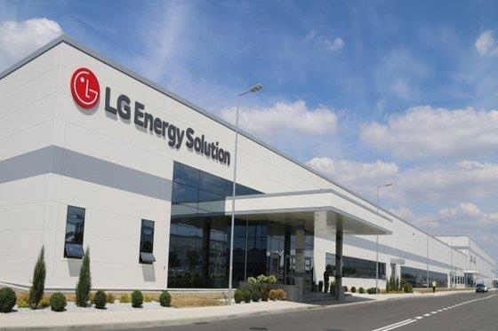 오는 27일 상장을 앞두고 있는 LG에너지솔루션의 폴란드공장. 쪼개기 상장으로 모기업인 LG화학 주주들의 원성이 높다. LG에너지솔루션 제공
