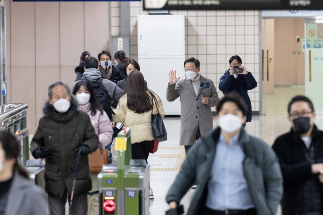 이재명 더불어민주당 대선후보가 지난 7일 지하철에서 유튜브 ‘라방’(라이브 방송)을 하고 있다. 더불어민주당 선거대책위원회 제공