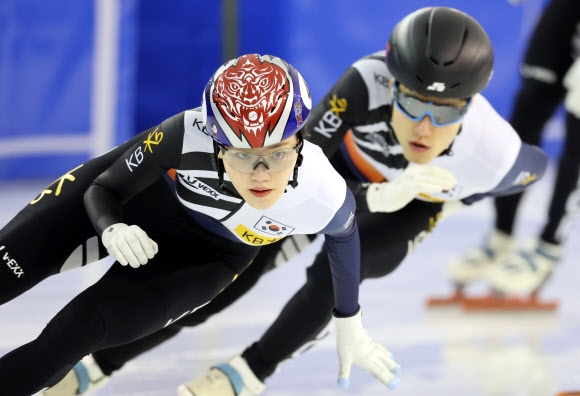 이유빈(앞)이 2019~20시즌 국제빙상경기연맹(ISU) 쇼트트랙 월드컵 대회에서 역주를 펼치고 있다.  어썸프로젝트컴퍼니 제공