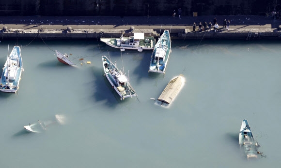 일본 고치현의 무로토시 항구에 정박 중이던 소형 어선들이 쓰나미에 의해 침몰해 있다. 무로토 교도 연합뉴스
