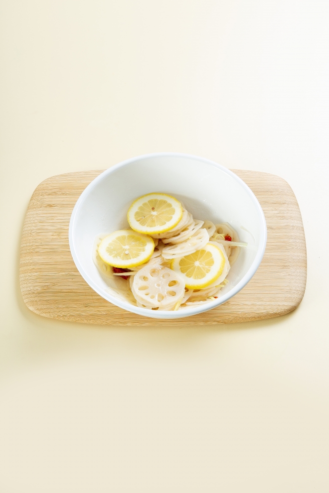 4. 연근에 레몬을 넣고 나머지 양념 재료를 넣어 골고루 섞는다.