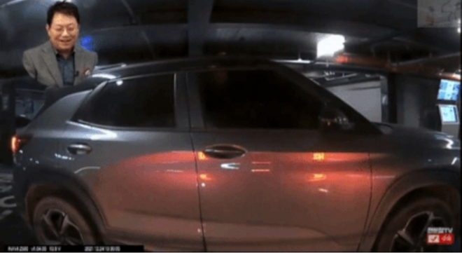 공공장소 주차장 자리를 맡아 놓는다며 다른 차의 주차를 방해하는 사람의 모습이 공개됐다. 유튜브 캡처