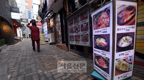 17일 서울 명동의 식당가가 점심시간임에도 불구하고 한산한 모습을 보이고 있다. 2022. 1. 17  정연호 기자