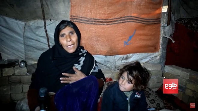  벼랑끝 내몰린 아프간 내 난민…아이부터 신장까지 팔아 아프가니스탄 발흐주 주도 마자르-이-샤리프 내 난민캠프에 사는 여성이 아픈 아이의 치료를 호소하고 있다.  톨로뉴스 유튜브 캡처