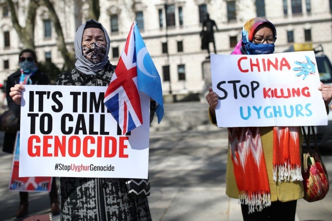 지난해 영국 런던 시내에서 위구르족 여성들이 중국의 인권탄압을 규탄하는 팻말 시위를 벌이고 잇다. BBC 제공