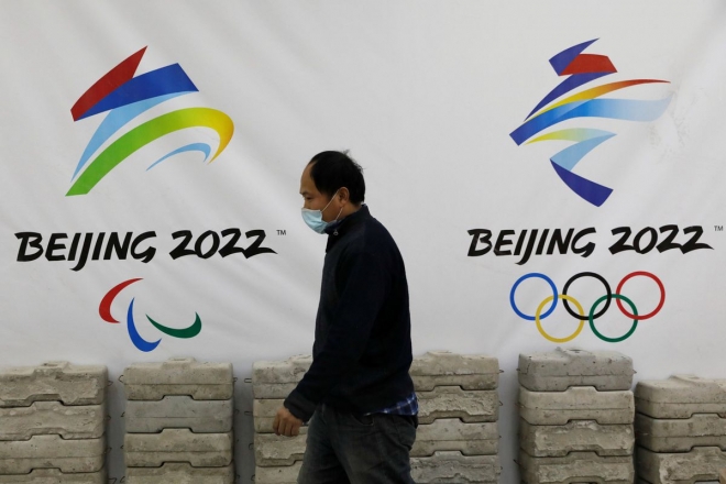 중국 베이징 시내에서 한 남성이 동계 올림픽을 알리는 ‘베이징 2022’ 현수막 앞을 지나가고 있다. 베이징 로이터