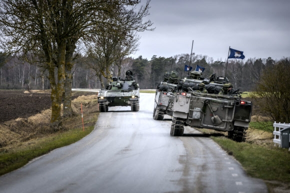 16일(현지시간) 스웨덴군 병사들이 발트해에 위치한 고틀란드섬 북부 비스뷔의 도로에서 전차를 타고 순찰하고 있다. 비스뷔 AP 연합뉴스